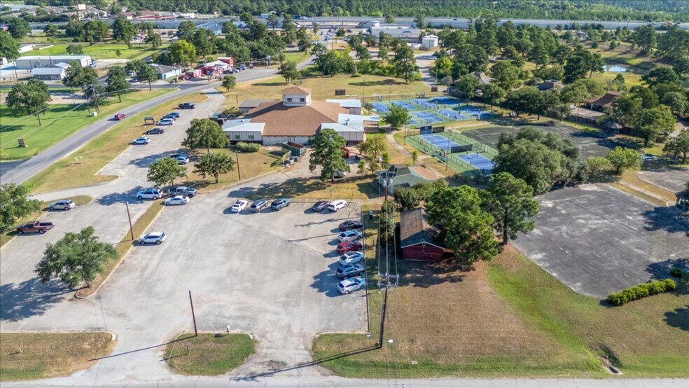 More Photos Of 141 Tahitian Dr, Bastrop Freestanding For Sale