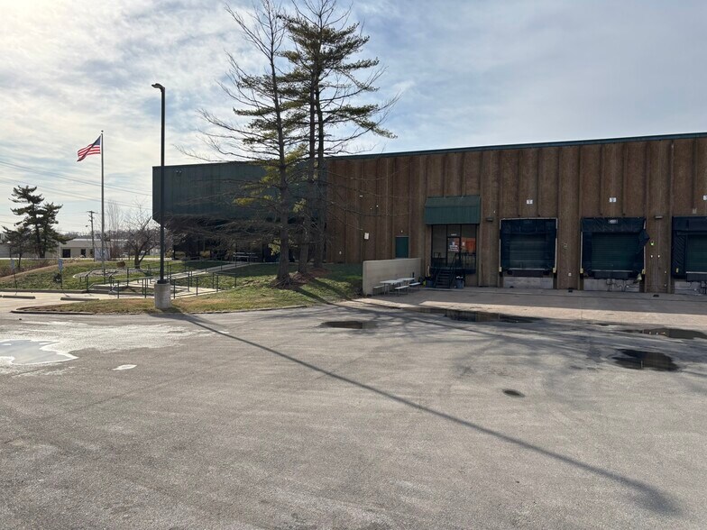 More Photos Of 12927 Gravois Rd, Sunset Hills Warehouse For Sale