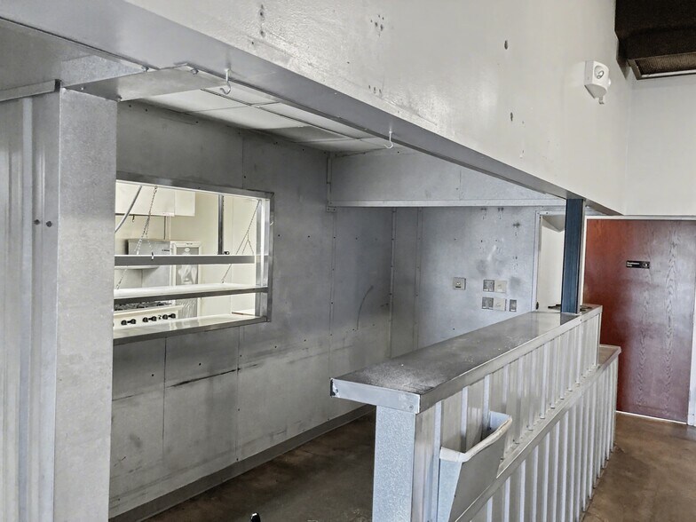 More Photos Of 333 W Albany St, Broken Arrow Restaurant For Sale