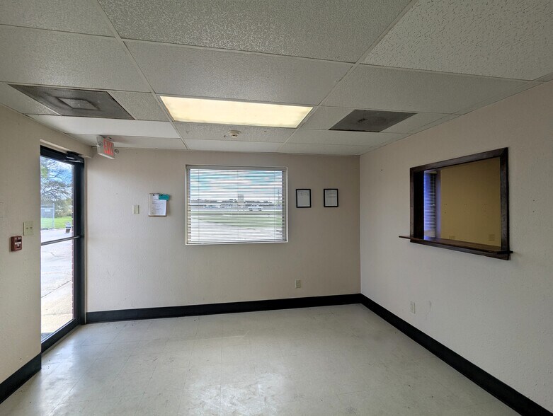More Photos Of 2440 W Cardinal Dr, Beaumont Warehouse For Lease