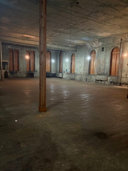 More Photos Of 527 Franklin st, Reading Specialty For Sale