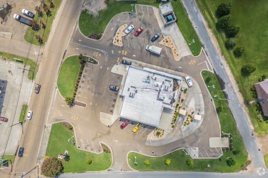 More Photos Of 140 W Broad St, Monticello Storefront For Sale