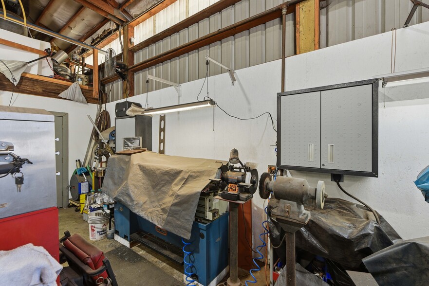More Photos Of 55374 Rosa Rd, Bandon Manufacturing For Sale