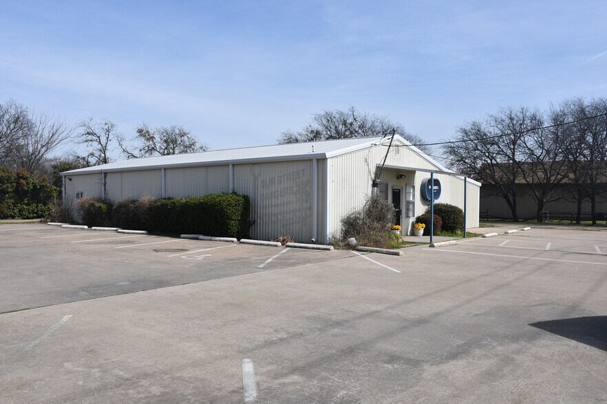 More Photos Of 901 Elm St, McKinney Flex For Sale