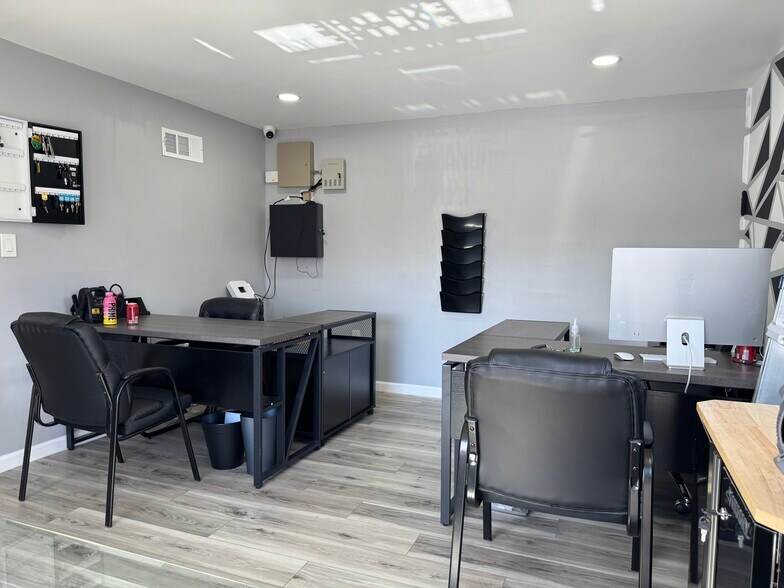 More Photos Of 1822 N Dixie Hwy, Hollywood Storefront Retail Residential For Sale