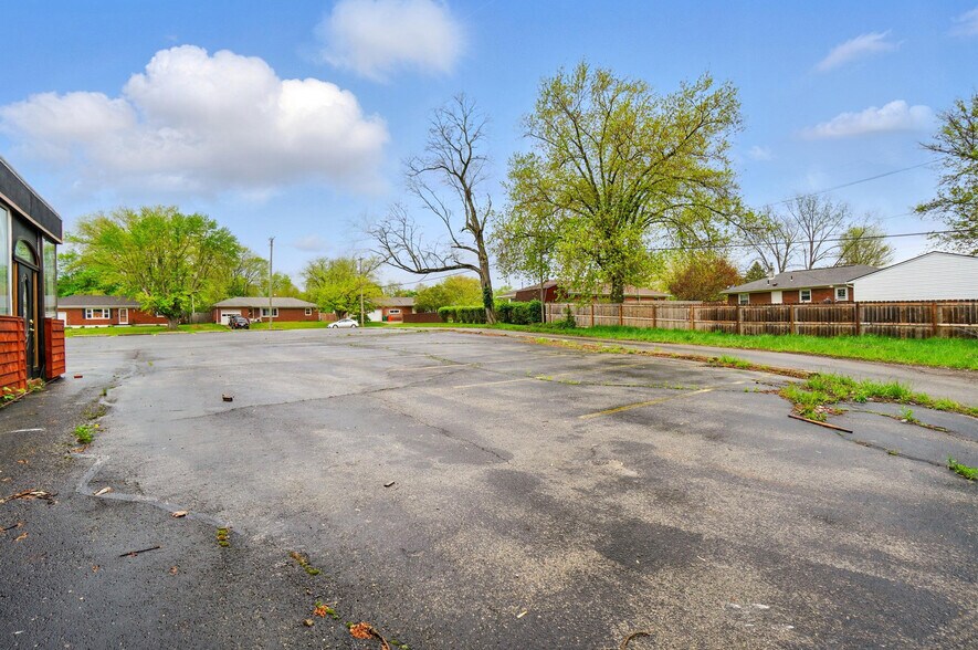 More Photos Of 2336 Northmoor Dr, Springfield Freestanding For Sale