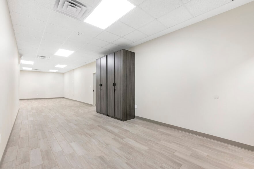 More Photos Of 25 Victory Blvd, Staten Island Office For Lease
