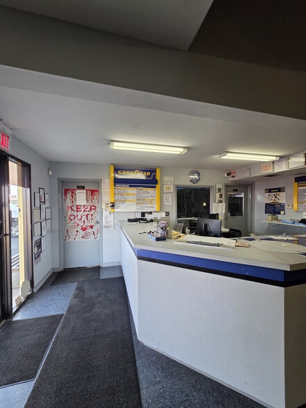 More Photos Of 6401 Thompson Rd, Syracuse Auto Repair For Lease