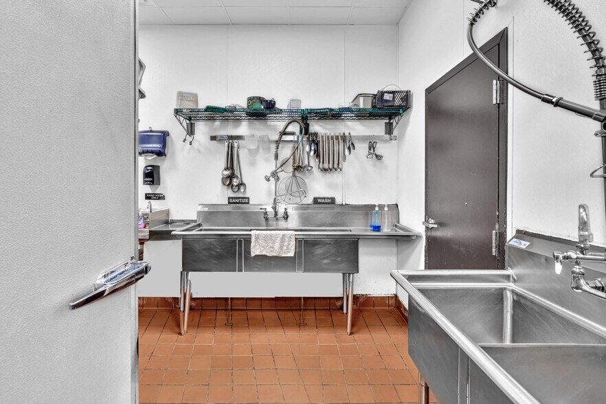 More Photos Of 2010 NW 6th St, Fort Lauderdale Fast Food For Lease