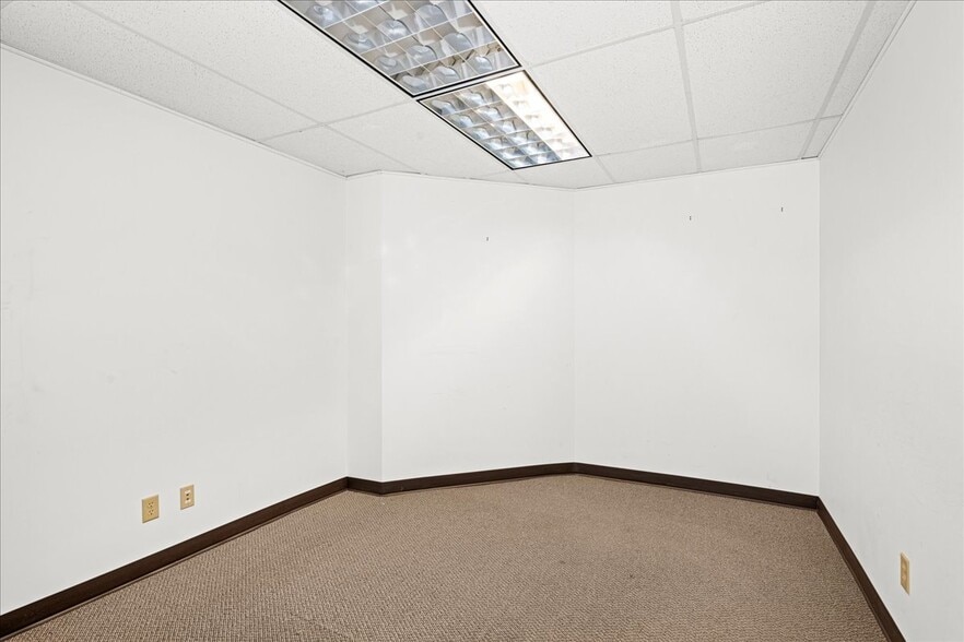 More Photos Of 1103 Avenue B, Cloquet Office For Lease
