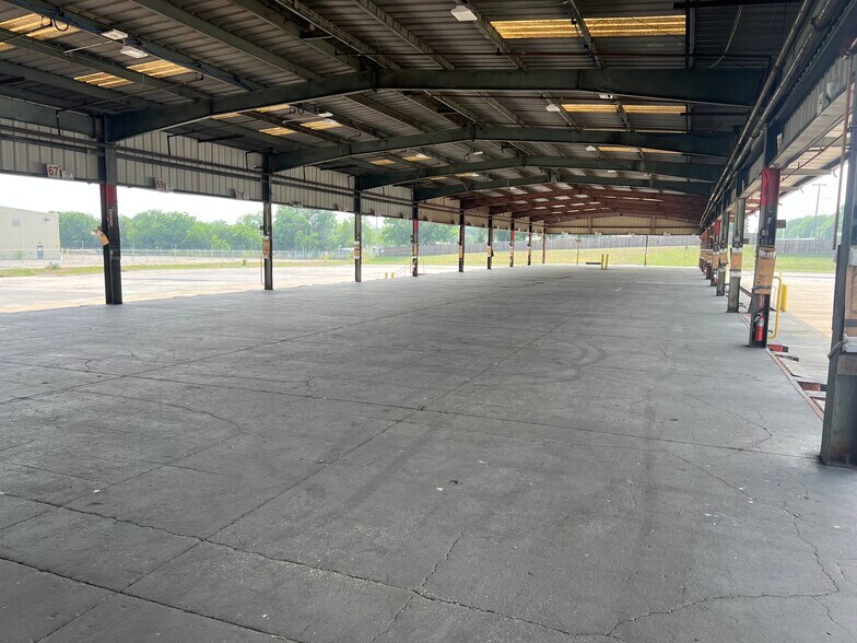 More Photos Of 1415 S Loop 12, Irving Truck Terminal For Lease