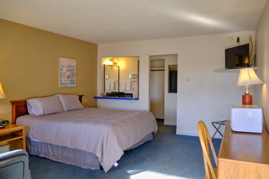 More Photos Of 1321 Elm Ave, Rocky Ford Hotel For Sale