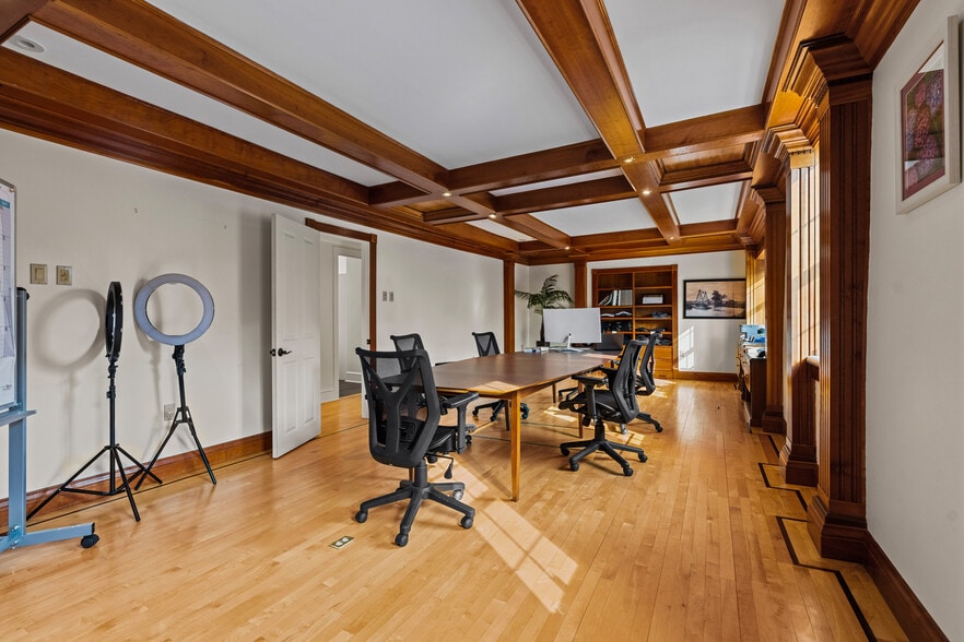 More Photos Of 501 Main St, Odessa Office For Sale