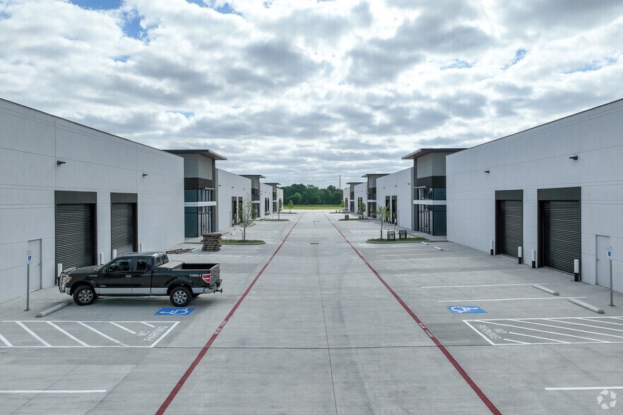 More Photos Of 282 Bucees Blvd, Katy Unknown For Lease