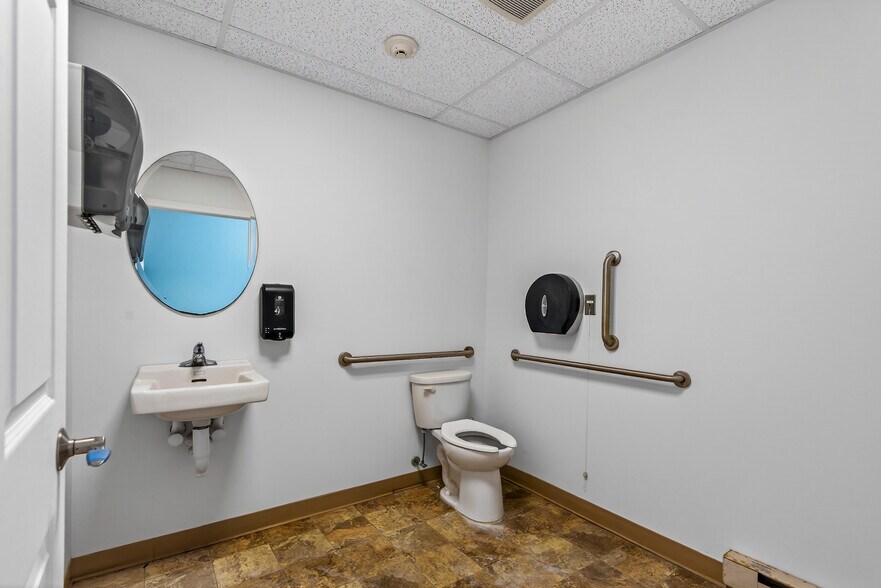 More Photos Of 430 Chapel Hill Rd, Oakdale Freestanding For Lease