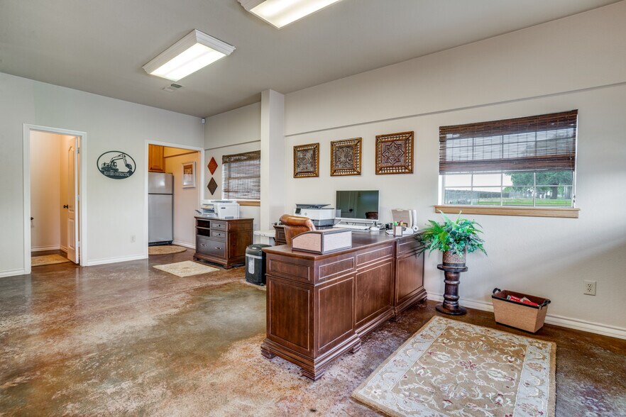 More Photos Of 9080 Ike Byrom Rd, Aubrey Warehouse For Lease