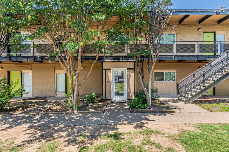 More Photos Of 450 E Hurst Blvd, Hurst Apartments For Sale