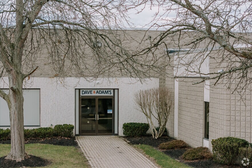 More Photos Of 375 Commerce Dr, Buffalo Distribution For Lease