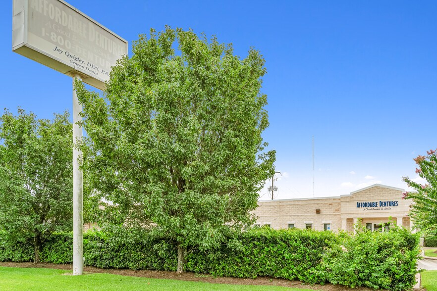 More Photos Of 3095 College St, Beaumont Medical For Sale