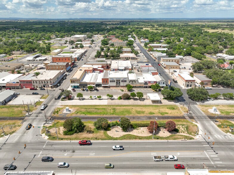 More Photos Of 1118 18th St, Hondo Storefront For Sale