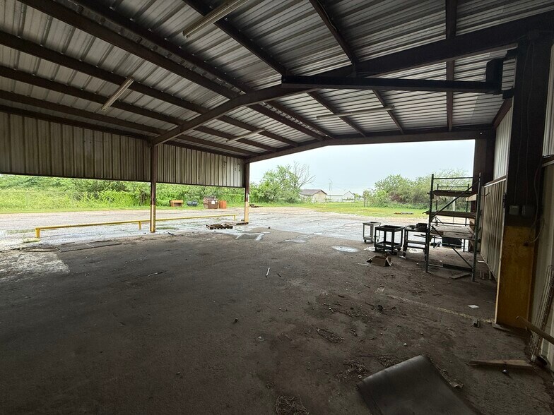 More Photos Of 520 S Gulf St, Alice Industrial For Sale