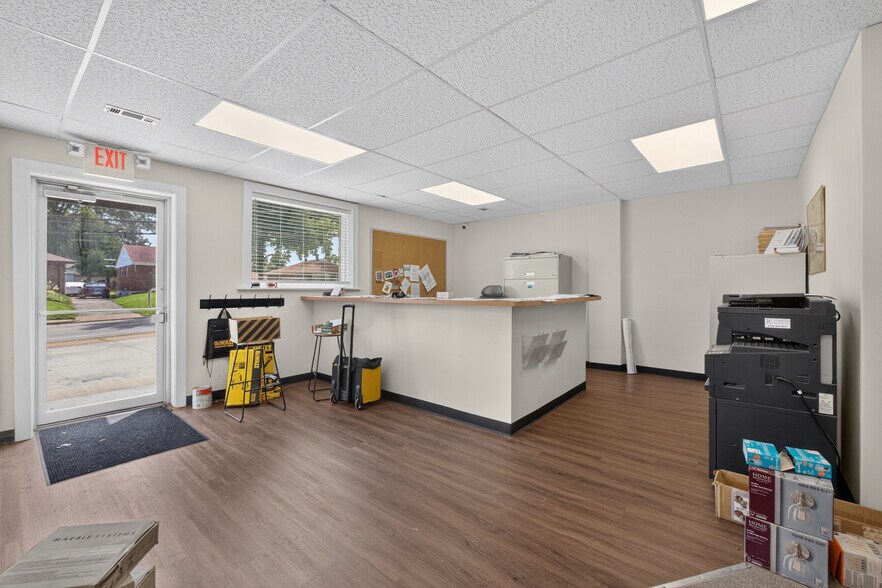 More Photos Of 10263 Lackland Rd, Overland Office For Lease