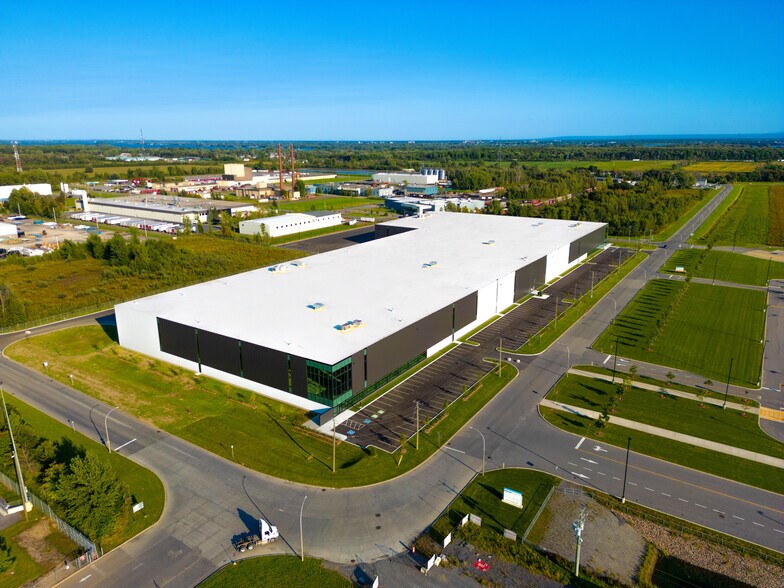 More Photos Of 25 Rue Léon-Malouin, Coteau-du-lac Distribution For Sale