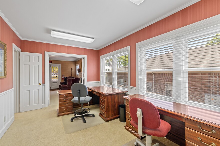 More Photos Of 210-212 E Church St, Smithfield Office For Lease