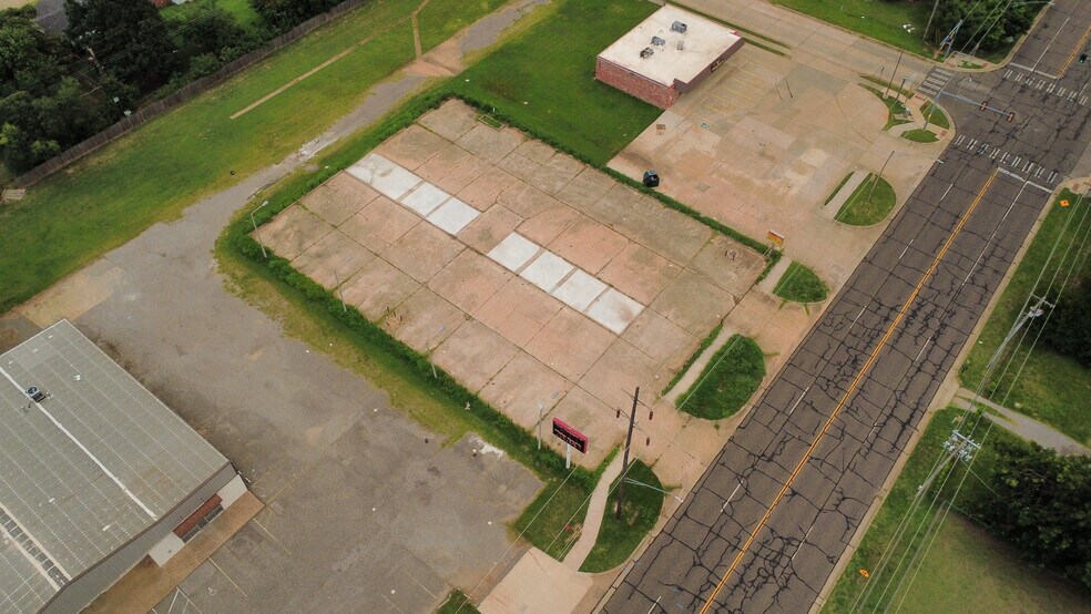 More Photos Of 9531 10th St, Midwest City Land For Lease