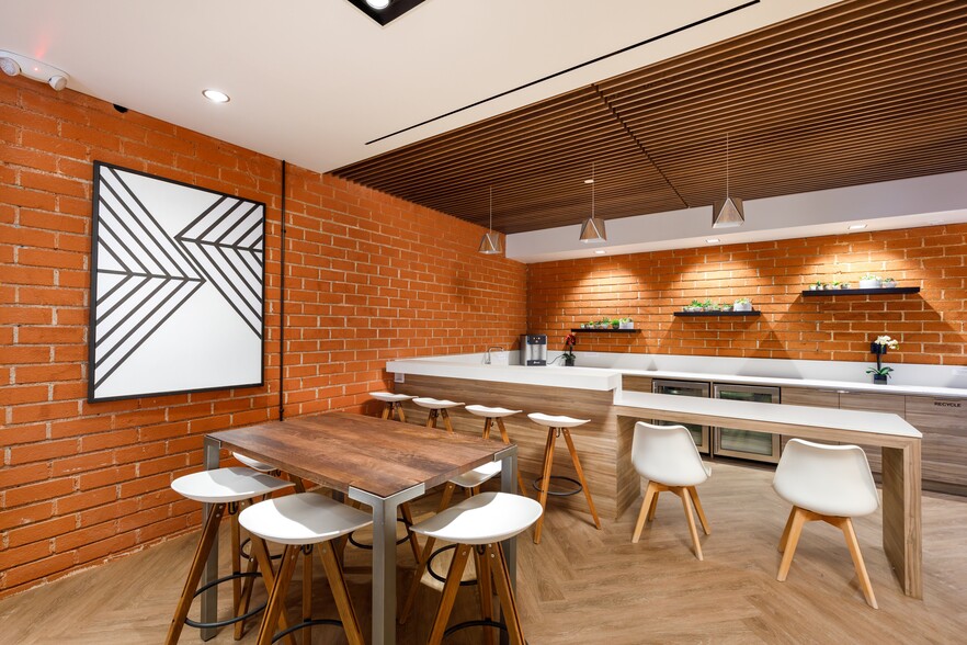 More Photos Of 16200 Ventura Blvd, Encino Office For Lease