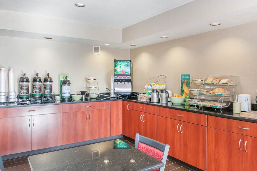 More Photos Of 1304 W Evergreen Dr, Effingham Hotel For Sale