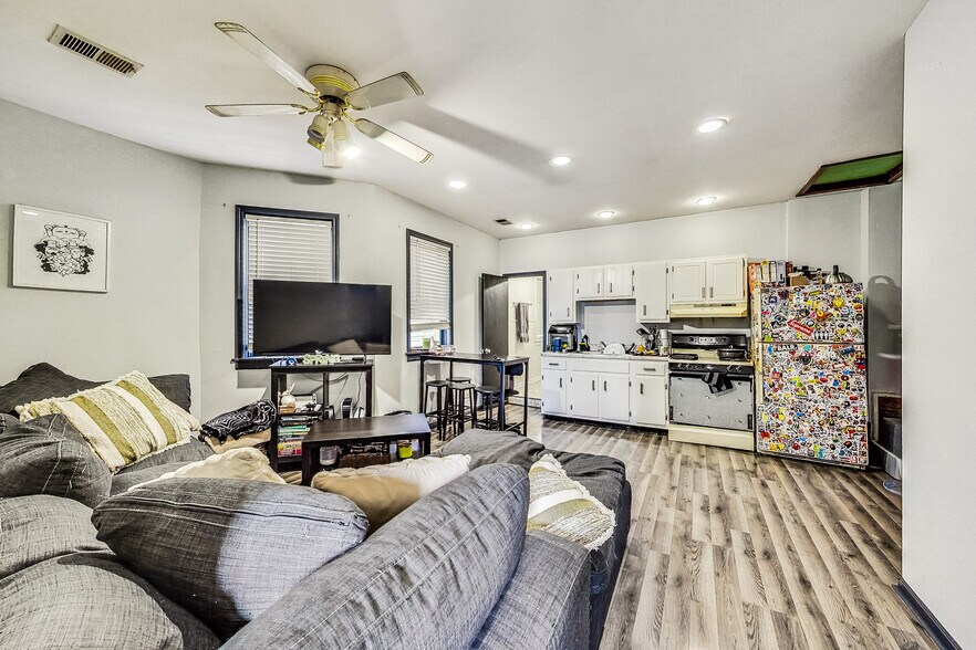 More Photos Of 2506-2508 N Clybourn Ave, Chicago Storefront Retail Residential For Sale