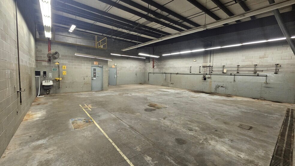 More Photos Of 2701 Southridge Dr, Wichita Falls Distribution For Lease