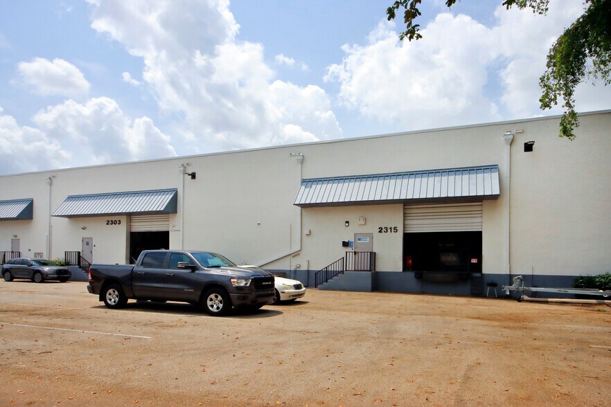 More Photos Of 2301-2315 Stirling Rd, Fort Lauderdale Warehouse For Lease