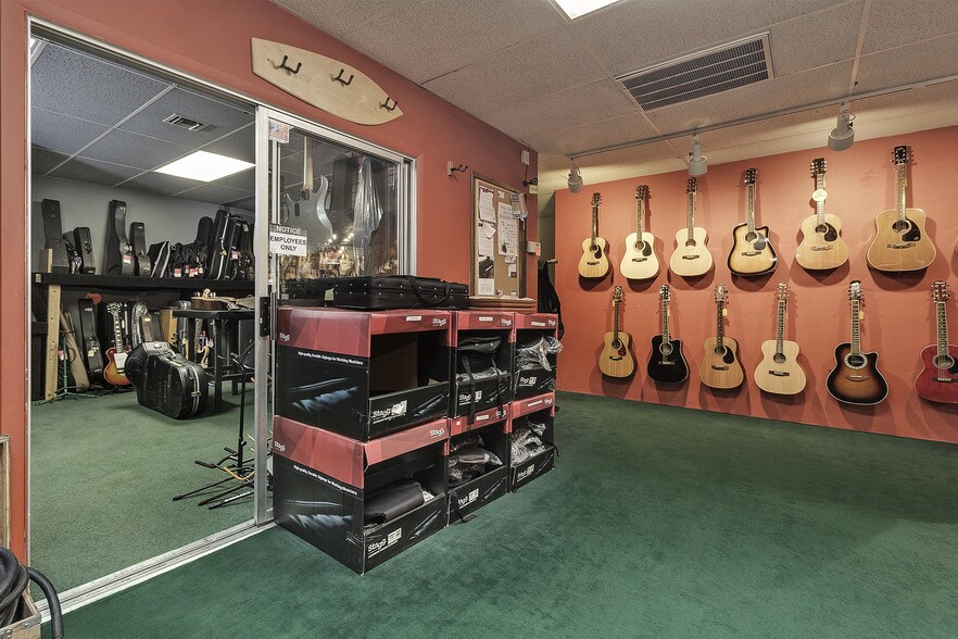 More Photos Of 1105 N Riverside Ave, Medford Freestanding For Sale