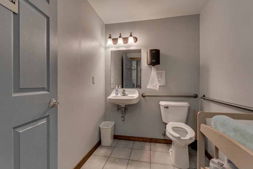 More Photos Of 172 W Wisconsin Ave, Kaukauna Storefront For Sale