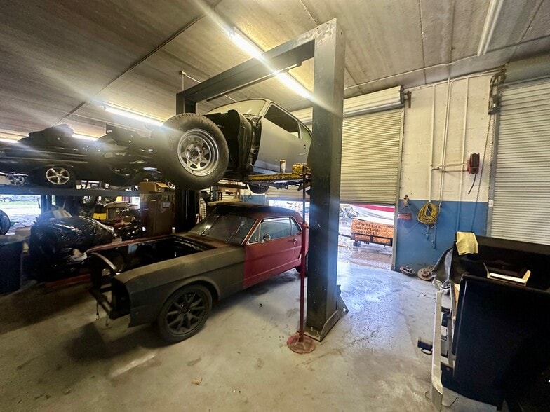 More Photos Of 1002 SE 9th St, Cape Coral Service For Sale