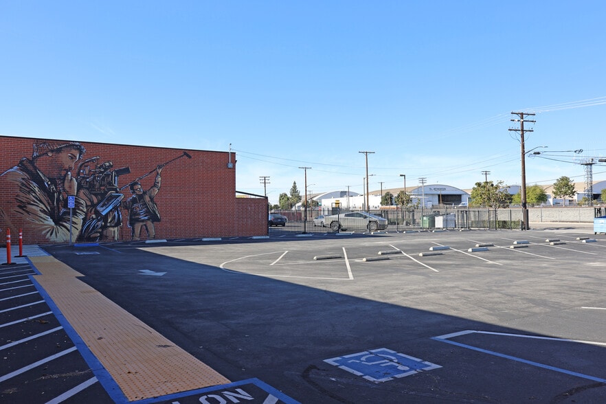 More Photos Of 4201 W Vanowen Pl, Burbank Light Distribution For Lease