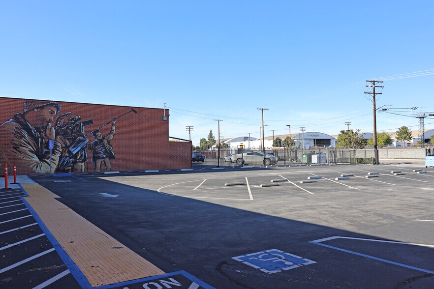 More Photos Of 4201 W Vanowen Pl, Burbank Light Distribution For Lease