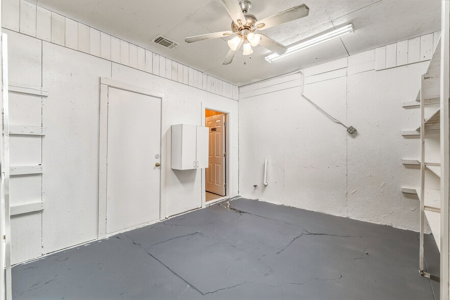 More Photos Of 26 W Washington Dr, San Angelo Warehouse For Sale