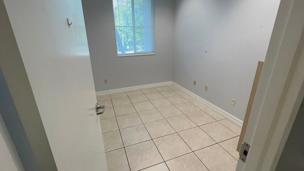 More Photos Of 4940 Bayline Dr, North Fort Myers Warehouse For Lease