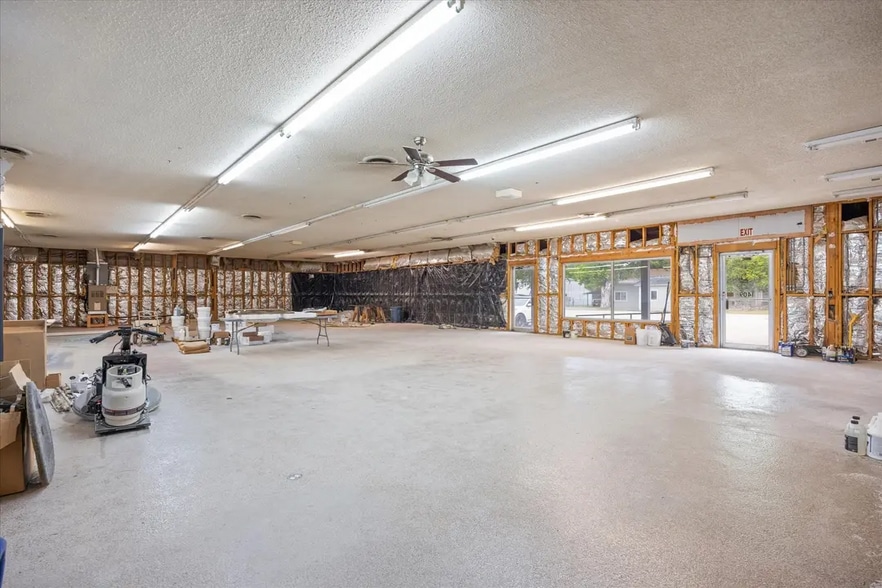 More Photos Of 1409 NE Barnard St, Glen Rose Storefront Retail Office For Sale