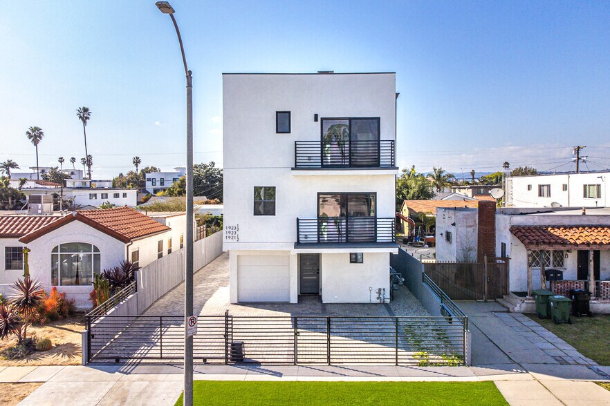 More Photos Of 1923 Carmona Ave, Los Angeles Multifamily For Sale