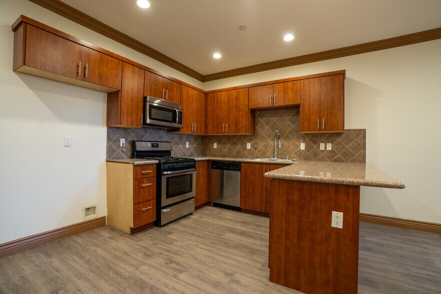 More Photos Of 7203 Rubio Ave, Lake Balboa Apartments For Sale