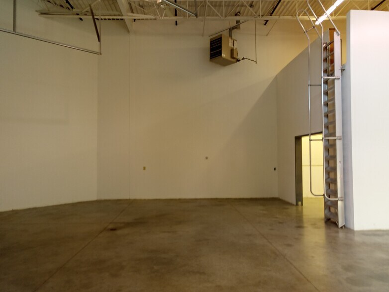 More Photos Of 12510 Fletcher Ln, Rogers Light Manufacturing For Lease