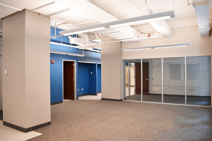 More Photos Of 100 N LaSalle St, Chicago Office For Lease