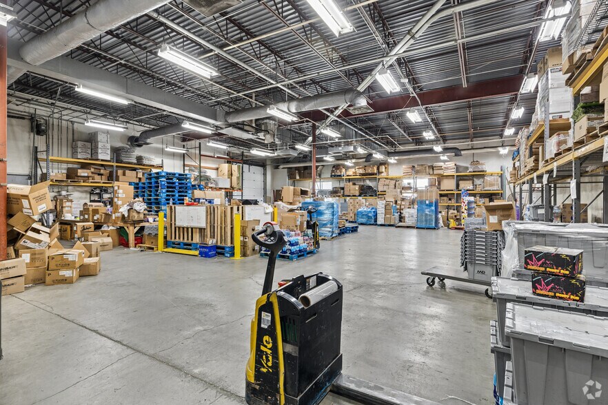 More Photos Of 6240 Abbott Dr, Omaha Distribution For Lease