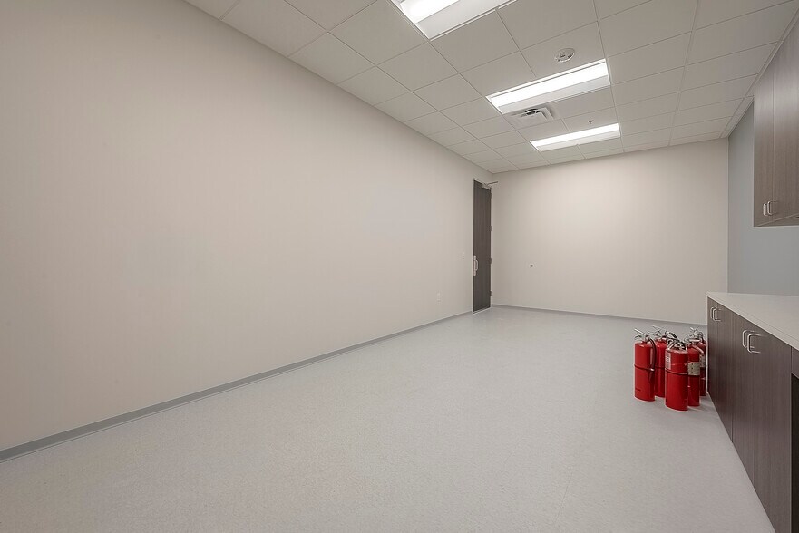 More Photos Of 13930 Journey Rd, Houston Warehouse For Lease