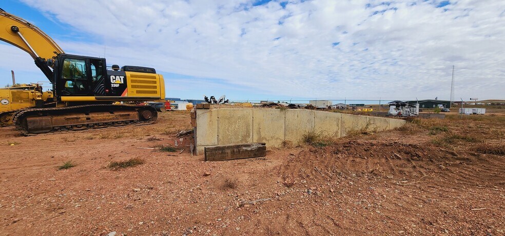 More Photos Of 860 35th Ave E, Dickinson Warehouse For Sale