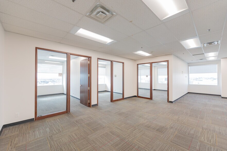 More Photos Of 5800 Hurontario St, Mississauga Office For Lease